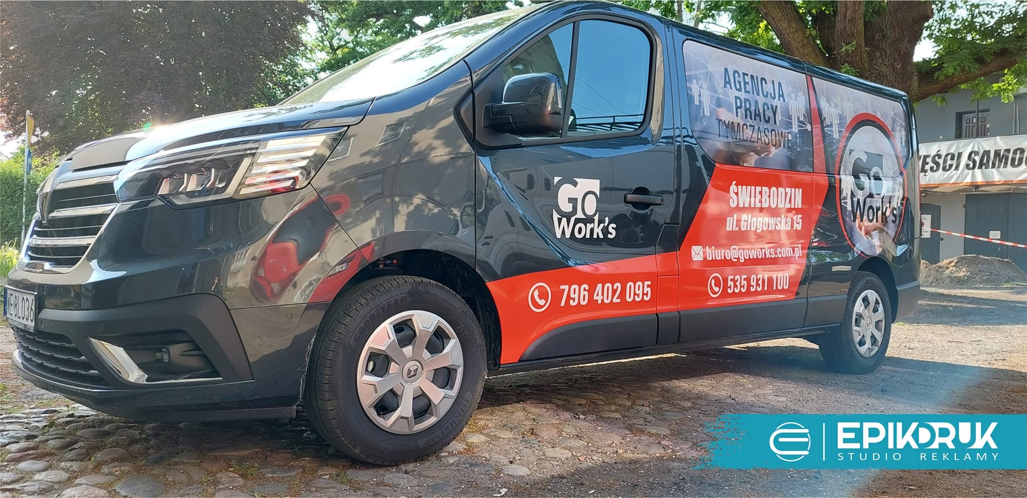 Oznakowany samochód dostawczy Go Works